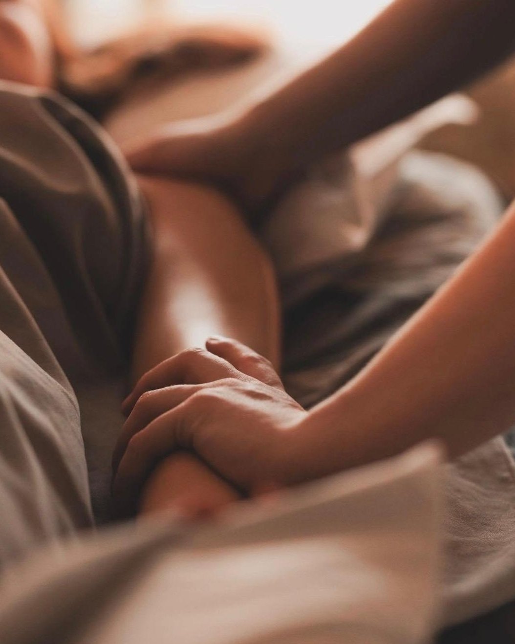 Mains en plein massage du bras, lumière douce