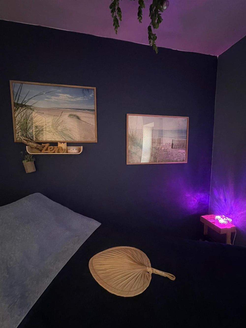 La cabine en lumière tamisée, éventail tressé posé sur la table
